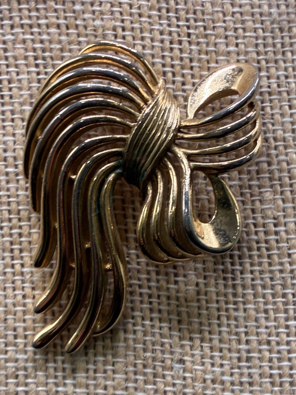 Vintage Trifari signed Bow Ribbon gold tone pin